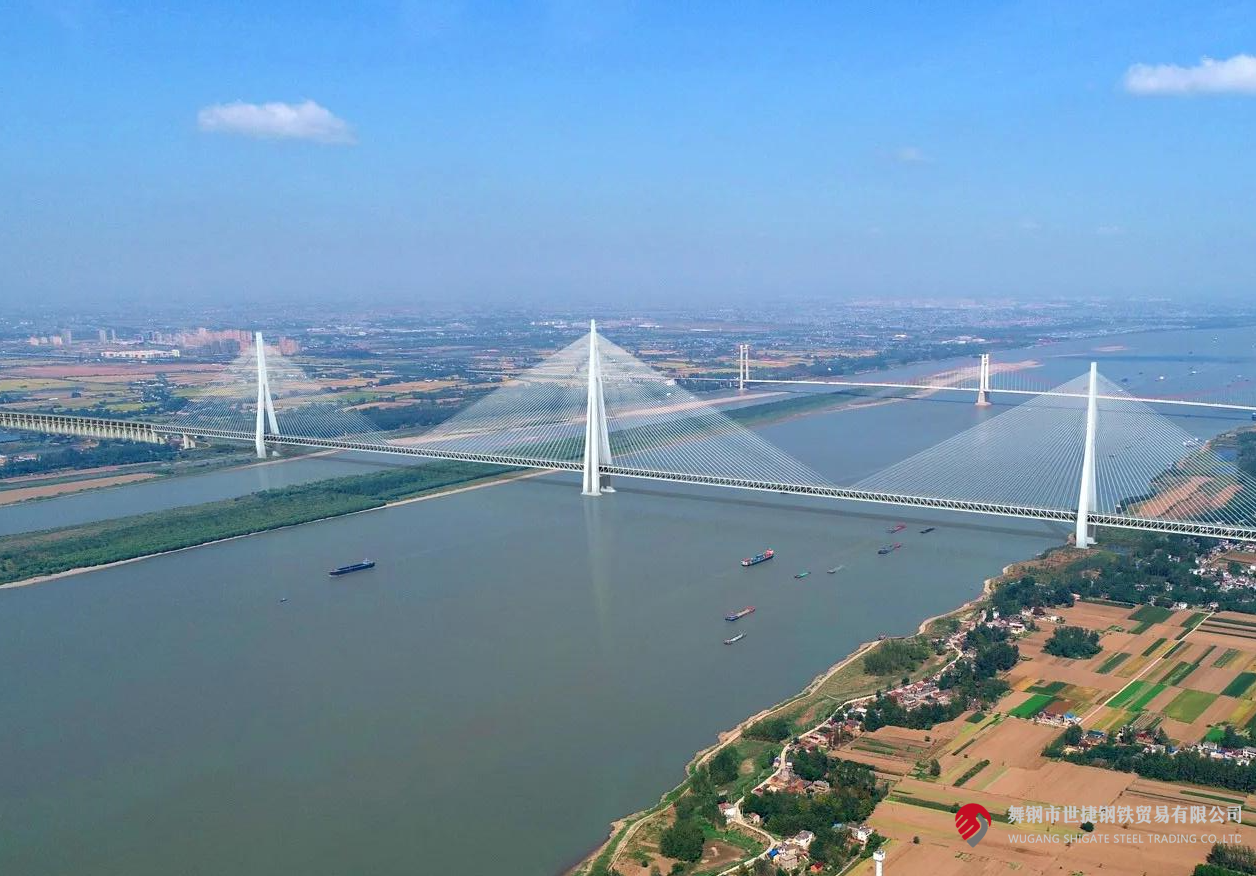4月10日，中央電視臺《新聞聯(lián)播》和《東方時空》節(jié)目同時播報了世界最大跨度三塔斜拉橋——馬鞍山長江公鐵大橋主塔開始吊裝的消息。該項(xiàng)目建設(shè)過程中，河鋼集團(tuán)舞鋼公司累計(jì)為其供應(yīng)高級別橋梁鋼板Q370qE、Q420qE、Q500qE近6萬噸，用于該橋關(guān)鍵部位建設(shè)。其中，批量供貨的高級別橋梁鋼Q500qE各項(xiàng)技術(shù)指標(biāo)世界領(lǐng)先。目前，舞鋼高端橋梁鋼實(shí)現(xiàn)了從Q345到Q690級別的全覆蓋。    2219e9e1e81cd18f2738bf2b469e6b98.png  近年來，舞鋼加速“兩個結(jié)構(gòu)”優(yōu)化，以高端客戶需求和產(chǎn)業(yè)鏈高質(zhì)量發(fā)展為導(dǎo)向，不斷推動技術(shù)和產(chǎn)品升級。針對項(xiàng)目需求，舞鋼成立攻關(guān)團(tuán)隊(duì)，與客戶深度對接，精心設(shè)計(jì)生產(chǎn)保供方案，通過精確控制冶煉過程，確保了鋼板內(nèi)部質(zhì)量穩(wěn)定；創(chuàng)新軋制、熱處理工藝，攻克制約鋼板強(qiáng)度提升的工藝瓶頸，確保了鋼板各項(xiàng)性能全部滿足客戶要求。  為了保證在極短的交貨期內(nèi)實(shí)現(xiàn)高質(zhì)量交貨，舞鋼集中各類優(yōu)勢資源，創(chuàng)新橋梁鋼生產(chǎn)工藝，將交貨期縮短了約5天時間。在客戶的加工使用、安裝等各環(huán)節(jié)，舞鋼技術(shù)營銷服務(wù)團(tuán)隊(duì)及進(jìn)跟進(jìn)，為其提供精準(zhǔn)、專業(yè)的服務(wù)，贏得了客戶信賴。  馬鞍山長江公鐵大橋單跨1120米，雙跨連續(xù)跨度2240米；中塔塔高345米，相當(dāng)于115層樓，為目前世界最高橋塔；承臺長89.2米、寬54.7米，平面面積近5000平方米，相當(dāng)于8個標(biāo)準(zhǔn)籃球場，為目前世界最大規(guī)模的橋梁樁基礎(chǔ)。