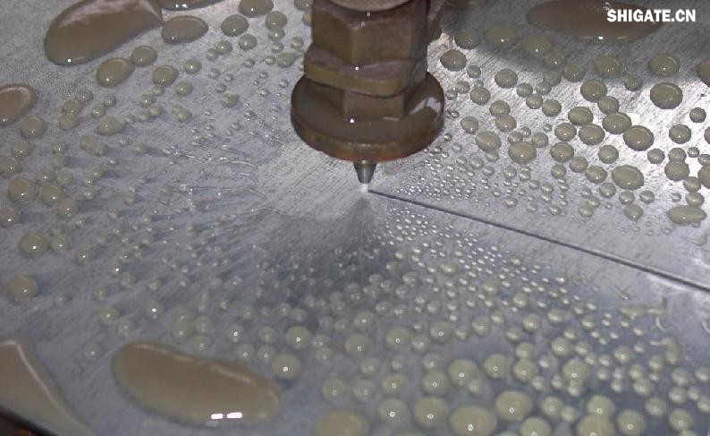 在工業生產中，鋼板切割是一項至關重要的工藝，廣泛應用于機械制造、建筑、橋梁建設等多個領域。為了滿足不同項目的需求，鋼板切割采用了多種加工方式。本文將詳細介紹鋼板切割中常見的幾種加工方式，包括火焰切割、激光切割、等離子切割、水刀切割以及機械切割等。    一、火焰切割    火焰切割是利用氧氣和乙炔的燃燒產生的高溫火焰來切割鋼板的一種加工方式。在切割過程中，火焰將鋼板局部加熱至熔化狀態，同時氧氣流將熔化的金屬吹走，形成切口。火焰切割設備相對簡單，成本低廉，適用于切割厚度較大的鋼板。然而，由于切割過程中產生的熱影響區較大，易導致鋼板變形和材質變化，因此精度和表面質量相對較低。          二、激光切割    激光切割是利用高功率密度的激光束照射鋼板表面，使鋼板迅速熔化、汽化或達到點燃點，同時以高速氣流將熔化或燃燒的金屬吹走，形成切口。激光切割具有切割速度快、精度高、熱影響區小等優點，特別適用于切割薄板和中厚板。此外，激光切割還能實現自動化和智能化生產，提高生產效率。            三、等離子切割    等離子切割是利用高溫、高速度的等離子氣體流對鋼板進行切割的一種加工方式。在切割過程中，等離子氣體流將鋼板局部熔化，并通過氣流將熔化的金屬吹走。等離子切割適用于切割中厚板和厚板，具有切割速度快、熱影響區小、切口平整等優點。然而，等離子切割設備的成本較高，維護也相對復雜。    四、水刀切割    水刀切割是利用高壓水流對鋼板進行切割的一種加工方式。在切割過程中，高壓水流將鋼板局部沖蝕，形成切口。水刀切割具有切割精度高、表面質量好、無熱影響區等優點，特別適用于切割薄板和對表面質量要求較高的項目。此外，水刀切割還能實現綠色生產，減少環境污染。    五、機械切割    機械切割是利用切割機械對鋼板進行切割的一種加工方式，如鋸床切割、銑床切割等。機械切割適用于切割各種厚度和材質的鋼板，具有切割精度高、切口平整、適應性強等優點。然而，機械切割的速度相對較慢，生產效率較低，且對于較厚的鋼板，切割難度較大。            在選擇鋼板切割加工方式時，需要根據項目的具體需求、鋼板的厚度和材質、生產效率和成本等因素進行綜合考慮。對于要求高精度、高表面質量的切割項目，激光切割和水刀切割是較為理想的選擇；對于切割厚度較大、對表面質量要求不高的項目，火焰切割和等離子切割則更具優勢；而對于需要靈活應對各種切割需求的場景，機械切割則是一種可靠的選擇。    總之，隨著科技的不斷進步和工業生產的不斷發展，鋼板切割加工方式也在不斷創新和完善。了解各種加工方式的優缺點，并根據實際需求選擇合適的加工方式，對于提高鋼板切割的質量和效率具有重要意義。