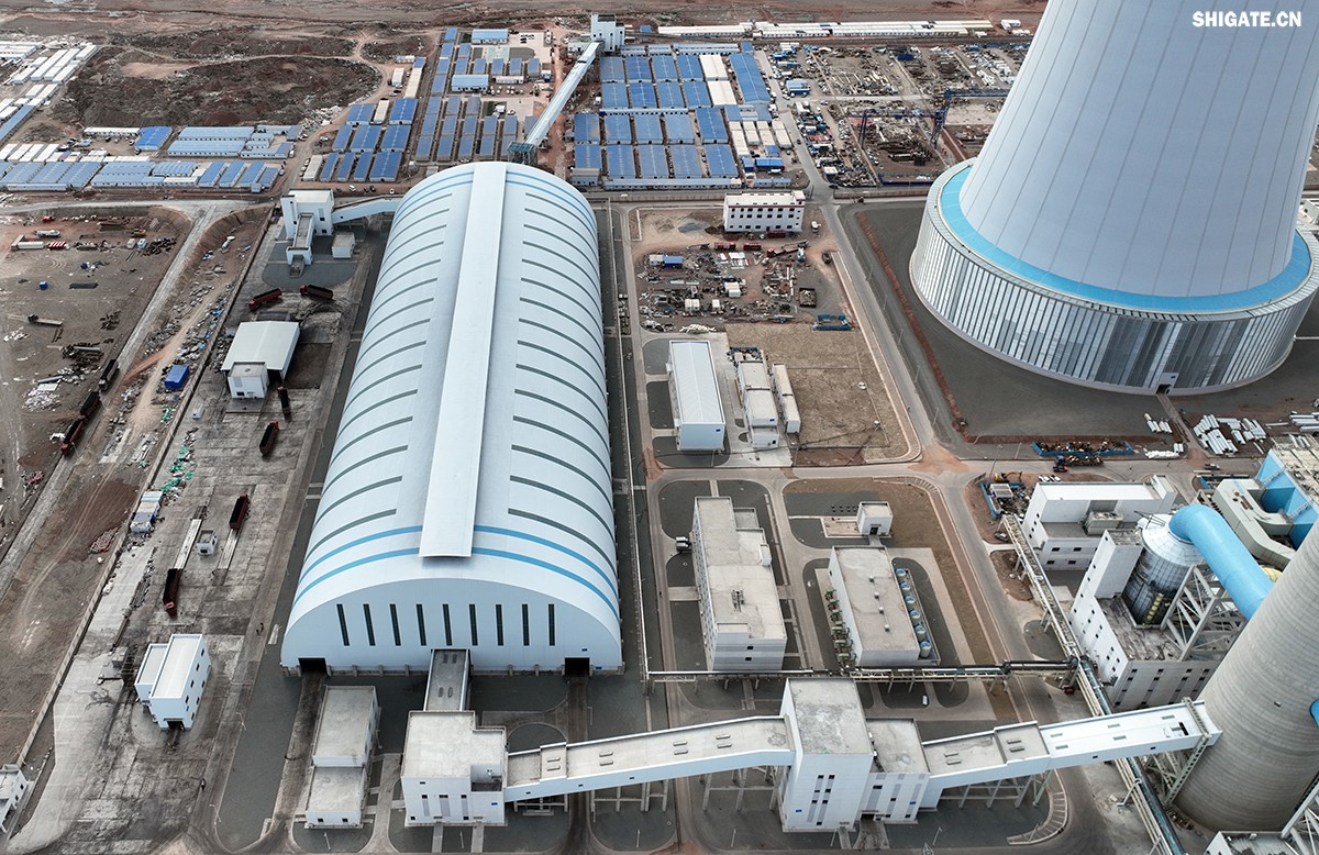 9月4日，我國首個“沙戈荒”新能源外送基地——新疆華電哈密2×100萬千瓦煤電項目建成投產，經過為期半個多月試運行，狀況良好。在該項目建設過程中，河鋼集團舞鋼公司高端容器鋼板替代進口，獨家用于項目所需國內首批100萬千瓦高效超超臨界純燃新疆高堿煤鍋爐等核心設備的制作，為國家重點新能源項目建設作出突出貢獻。    新疆華電哈密2×100萬千瓦煤電項目是國家十四五重點能源項目，新疆天山北麓戈壁能源基地重要組成部分，也是我國首個“沙戈荒”新能源外送基地首批機組和“疆電入渝”首批電源項目。新疆天山北麓戈壁能源基地通過“風光火熱儲一體化”模式，推動新能源高比例外送，對優化電力資源配置、促進區域協調發展具有重要意義。    640.jpg     河鋼集團舞鋼公司依靠科技創新和技術進步，不斷提升核心競爭力。圍繞市場和客戶需求，在產品創新上下足功夫，做到研發一代、生產一代、儲備一代，加快鋼鐵產品由“原料級”向“材料級”轉變，不斷提升產品價值和客戶服務能力。針對項目方要樹立“戈壁綠電新標桿”的理念，河鋼集團舞鋼公司與參建單位聯合，為其生產項目核心關鍵設備提供所需鋼板。在生產過程中，科技人員創新工藝，在冶煉、軋鋼環節增加3項附加要求，嚴格跟蹤工藝執行，攻克了鋼板表面質量易波動等行業難題，確保了鋼板各項指標完全滿足客戶需求并按期交付。    新疆華電哈密2×100 萬千瓦煤電項目是國家“十四五” 重點能源項目，也是“疆電入渝”工程的重要配套電源。項目位于哈密三塘湖戈壁腹地，規劃裝機容量200萬千瓦。江西水電承建了該項目輸煤系統建筑安裝工程，包括輸煤棧橋、轉運站、碎煤機室等關鍵設施。自2024年4月開工以來，面對施工現場自然環境惡劣和緊張工期等諸多不利因素，江西水電項目團隊齊心協力、迎難而上，精心組織、科學管理，統籌抓好安全、質量和進度，全力推動項目建設，確保了輸煤系統全線設備安裝、調試工作順利完成，為機組燃煤供應提供了可靠保障，為首臺機組投產奠定了堅實基礎。    b1e903722c7a4f6b8aa0be1839829f67.jpg    在項目建設過程中，江西水電項目團隊始終堅持高標準、嚴要求，積極與各參建單位協同作戰，克服了一個又一個技術難題。特別是在1號機組順利通過168小時試運行后，項目團隊乘勝追擊，加快推進2號機組建設，僅用兩個月時間就實現了2號機組的投產，安全、優質、高效地完成了既定目標，實現年內1號、2號機組雙投。    據了解，新疆華電哈密 2×100 萬千瓦煤電項目采用了國產高效超超臨界間接空冷燃煤機組，配套建設了封閉式煤場和210米高鋼結構間冷塔，具有顯著的技術優勢和環保效益。投產后，該項目每年預計可向重慶輸送電力超360億千瓦時，并支撐建設1020萬千瓦新能源項目，每年新增綠電249億千瓦時，在保障能源供應的同時，為我國碳達峰碳中和目標的實現貢獻積極力量。