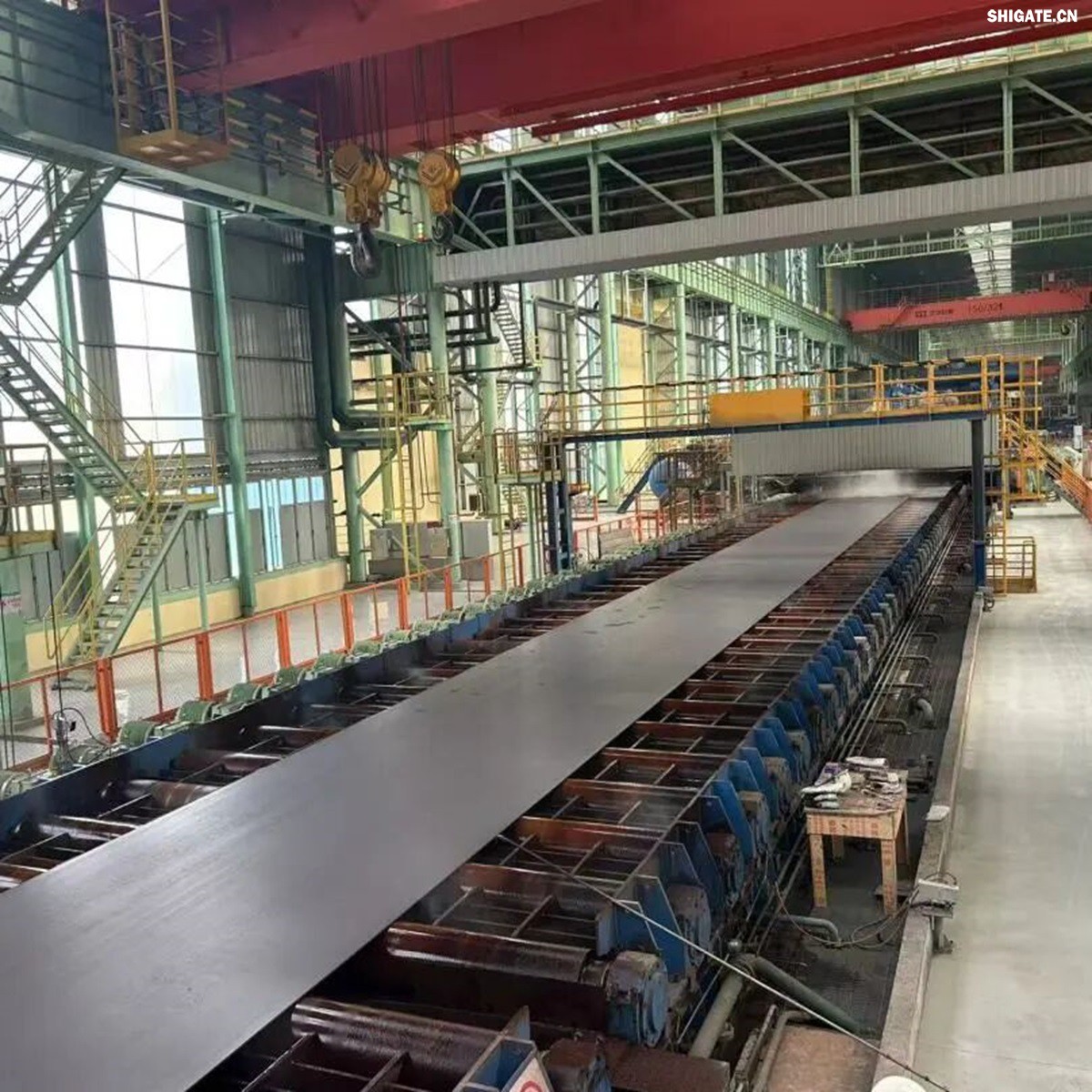 12月2日，周口基地傳來喜訊——其寬厚板產線先后完成了14mm、12mm規格鋼板的首次軋制，此次試軋的低溫壓力容器鋼板09MnNiDR和工程機械用鋼Q355B兩種牌號鋼板均順利下線，經嚴格檢測，各項指標均超過標準要求。這一突破標志著該基地雙超寬機架產線在6mm至300mm寬厚板的規格拓展征程中邁出了堅實的一步，好產品的覆蓋范圍得以進一步擴大。    